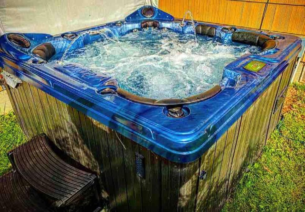 {Quiet Suburban Ranch Hot Tub} Mins Arpt/Rit/Dwnt Daire Rochester Dış mekan fotoğraf
